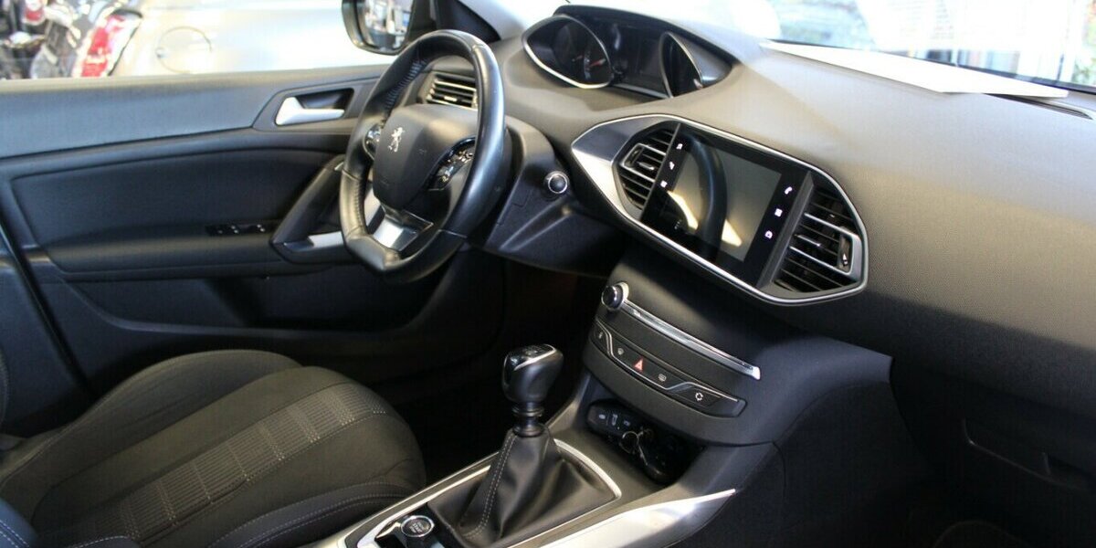 Peugeot 308 1.5 BlueHDi Allure Pack 61.193 km 13.980 &euro; Euskirchen 53881